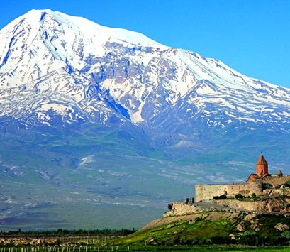 Armenia sorprende por su patrimonio artístico cuyos testimonios más antiguos se remontan a la Edad de Piedra. La precoz adopción de la fé cristiana forjó la cultura armenia y condicionó su arquitectur