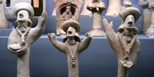 Figuras de terracota del Museo de Arqueología Nacional en Nicosia (Chipre). – Agencia de viajes Próximo Oriente