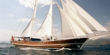 Goleta artesanal navegando en el mar Egeo – Agencia Viajes Próximo Oriente