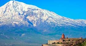 Monasterio de Khor Virap y al fondo el Monte Ararat nevado. - Agencia de viajes Próximo Oriente