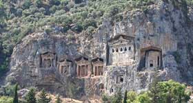Turquía no es sólo historia y arte, sus paisajes merecen un viaje por si mismos: Capadocia con sus iglesias rupestres, la insólita  y deslumbrante Pamukkale, el lago Van, el desconocido y bellísimo li