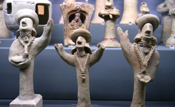 Figuras de terracota del Museo de Arqueología Nacional en Nicosia (Chipre). – Agencia de viajes Próximo Oriente