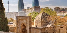 Palacio de los Shirvanshahs con las Flame Towers al fondo (Bakú). – Agencia de viajes Próximo Oriente