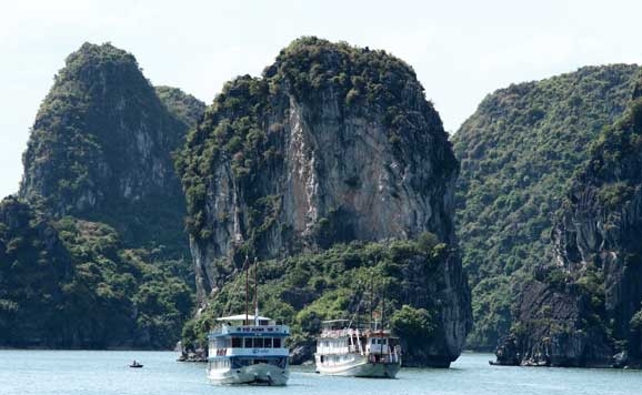 Barcos en la Bahía de Halong (Vietnam) – Agencia Viajes Próximo Oriente