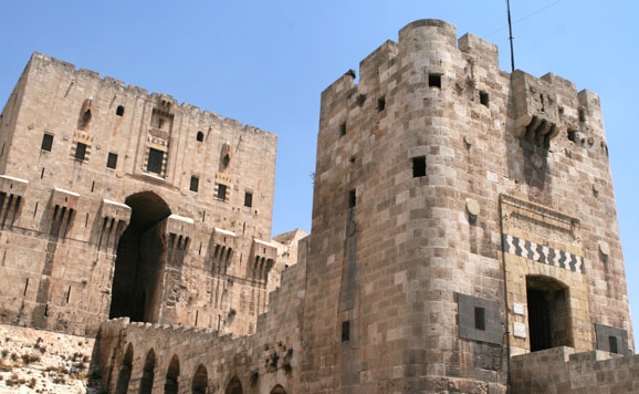 Puerta fortificada de la ciudadela de Aleppo (Siria). – Agencia Viajes Próximo Oriente