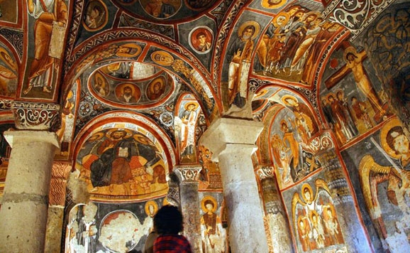 Iglesia tallada en el interior de una cueva en Capadocia - Agencia Viajes Próximo Oriente