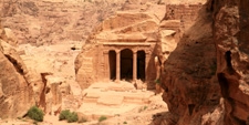 Triclinio del Jardín en Petra – Agencia Viajes Próximo Oriente