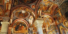 Interior de una iglesia subterránea en el Valle Goreme en Capodocia (Turquía) – Agencia Viajes Próximo Oriente