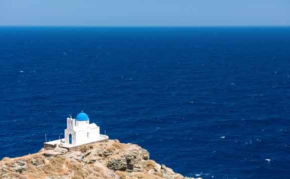 Playa de la isla de Sifnos con ermita encalada – Agencia Viajes Próximo Oriente