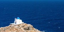 Playa de la isla de Sifnos con ermita encalada – Agencia Viajes Próximo Oriente